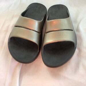 Oofos Ooahh slide Unisex Luxe Sandals, Black Silver , M9 W11 excellent